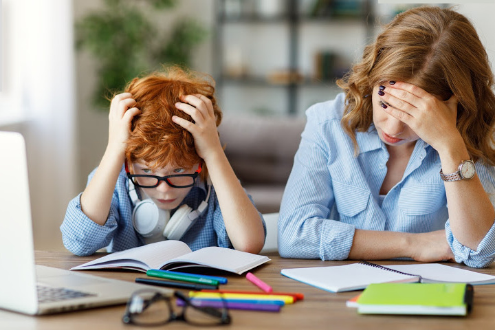 la mère et le garçon subissent tous deux les effets négatifs du stress et ont besoin de compétences d'adaptation - faire face et voir les garçons