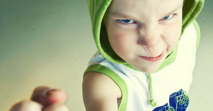 Garçon qui tient son poing - trouble oppositionnel avec provocation - stratégies pour les enfants de 5 ans - astuces bizarres