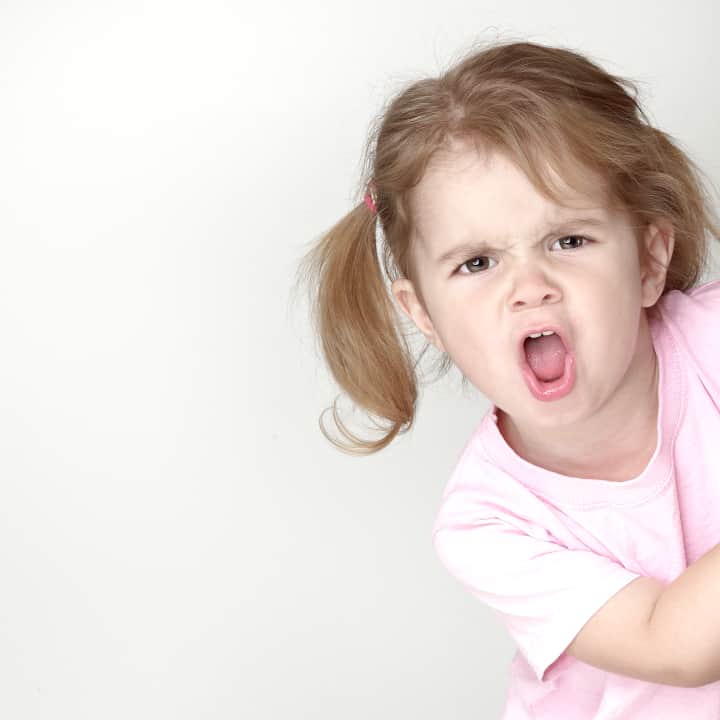 Une fille en colère crie - ce qu'est le respect pour les enfants